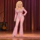 Dolly Parton usava o humor para assumir o exagero do próprio visual e desarmar críticas