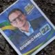 Panfleto político no chão com foto de Eduardo Paes e o número 22