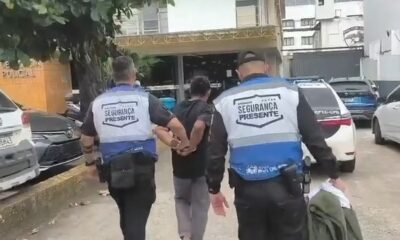 Agentes do Segurança Presente escoltam homem algemado em área urbana