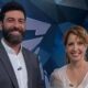 Rodrigo Carvalho e Poliana Abritta sorriem em estúdio de TV com fundo azul