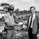 Agente de parque australiano entrega multa a funcionário da NASA perto de destroços da Skylab.
