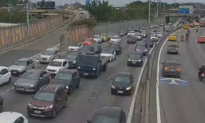 Vista aérea de rodovia com intenso congestionamento, muitos carros parados em várias faixas