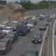Vista aérea de rodovia com intenso congestionamento, muitos carros parados em várias faixas