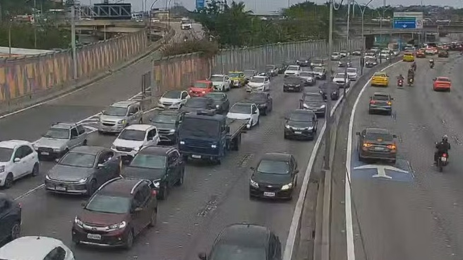 Vista aérea de rodovia com intenso congestionamento, muitos carros parados em várias faixas