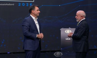 Flávio Bolsonaro e Lula em debate na Band com pódio 'LULA'