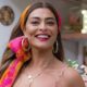 Juliana Paes sorrindo com lenço colorido na cabeça, brincos grandes e letras BOI ao fundo