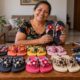 Djanilda Ferreira diz ter feito 50 pares com material reciclado e vendido tudo em apenas seis horas