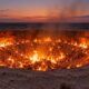 A Cratera de Darvaza, no deserto de Karakum, queima gás natural há mais de 50 anos e é chamada de Porta do Inferno