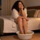 Escalda-pés morno antes de dormir ajuda no relaxamento, mas a camomila entra mais pelo aroma e pelo conforto
