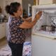 Faca e água fervendo podem furar a tubulação e causar queimaduras; o papel-alumínio espalha o calor com mais segurança