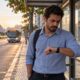 Chegar sempre dez minutos antes pode ser só pontualidade, mas também sinal de ansiedade antecipatória