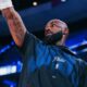LeBron James com barba e camiseta 'Phila', braço direito tatuado erguido em quadra