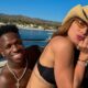 Virginia Fonseca e Vini Jr. sorrindo e posando em barco, em dia ensolarado no mar