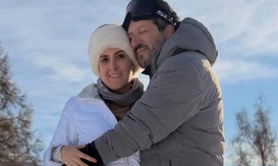 Mila Seidl sorrindo e Lito Sousa, com óculos de esqui SCOTT, abraçados na neve