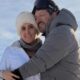 Mila Seidl sorrindo e Lito Sousa, com óculos de esqui SCOTT, abraçados na neve