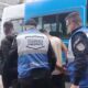 Agentes "Segurança Presente" e "3-BPM" prendem dois homens ao lado de van azul