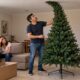 A altura da árvore de Natal, somada a base e ponteira, pode passar do pé-direito da sala