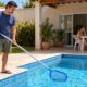 Uma piscina de 4 x 8 metros pede planejamento: água, cloro e bomba pesam no orçamento já no primeiro verão