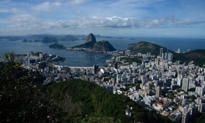Vista panorâmica do Rio de Janeiro, com Pão de Açúcar, baía com barcos e prédios