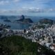 Vista panorâmica do Rio de Janeiro, com Pão de Açúcar, baía com barcos e prédios