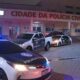 Viaturas da Polícia Civil com luzes acesas em frente à Cidade da Polícia à noite