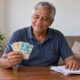 O BPC garante um salário mínimo por mês ao idoso de 65 anos ou mais que nunca contribuiu e tem renda familiar baixa