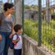 Obra de creche abandonada deixa famílias sem vaga perto de casa e obriga crianças a percorrer longas distâncias