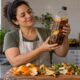 A eco-enzima transforma cascas de frutas, açúcar mascavo e água em um limpador leve após três meses de fermentação