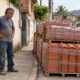 Material de obra deixado na calçada gera multa ao morador apontado como responsável, mesmo quando a loja errou na entrega