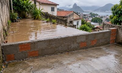 O terreno de baixo deve receber a água que escorre naturalmente, e um muro que bloqueie esse fluxo pode gerar responsabilidade por danos