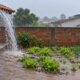 O Código Civil proíbe que o telhado lance água da chuva diretamente sobre o terreno do vizinho