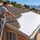 Pintar o telhado de branco reflete parte do sol e ajuda a reduzir o calor dentro de casa