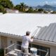 Telhados brancos podem reduzir a temperatura interna máxima em 1,2 °C a 3,3 °C em casas sem ar-condicionado