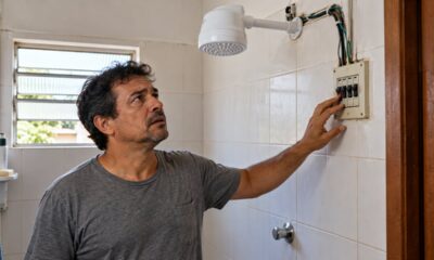 O chuveiro de 7.500 W puxa cerca de 34 A em 220 V, quase 10 A a mais que o de 5.500 W, e o disjuntor desarma