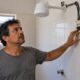 O chuveiro de 7.500 W puxa cerca de 34 A em 220 V, quase 10 A a mais que o de 5.500 W, e o disjuntor desarma