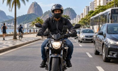 Fones nas duas orelhas para ouvir o GPS são proibidos pelo artigo 252 do Código de Trânsito, mesmo com volume baixo