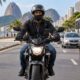 Fones nas duas orelhas para ouvir o GPS são proibidos pelo artigo 252 do Código de Trânsito, mesmo com volume baixo