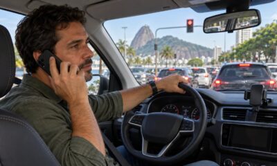 Segurar o celular com o carro parado no semáforo continua sendo infração gravíssima