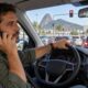 Segurar o celular com o carro parado no semáforo continua sendo infração gravíssima