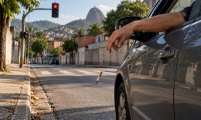 Jogar bituca pela janela é infração média mesmo com o carro parado no semáforo