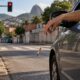 Jogar bituca pela janela é infração média mesmo com o carro parado no semáforo
