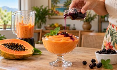 Mamão papaia, sorvete de creme e licor de cassis formam a sobremesa gelada que dispensa forno, fogão e gelatina