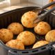 A referência para pão de queijo congelado na airfryer é 200 °C por 10 a 18 minutos