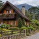 Penedo, distrito de Itatiaia, nasceu em 1929 com imigrantes finlandeses e mantém casas de madeira no estilo nórdico