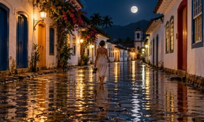 Na maré de sizígia, que coincide com a lua cheia e a lua nova, o mar invade as ruas de pedra do Centro Histórico de Paraty