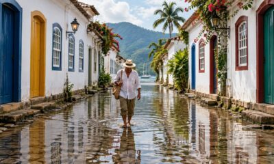 Em Paraty, a maré cheia cobre o calçamento de pedras irregulares do Centro Histórico, mas as casas ficam acima do nível da rua