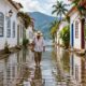 Em Paraty, a maré cheia cobre o calçamento de pedras irregulares do Centro Histórico, mas as casas ficam acima do nível da rua