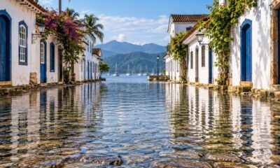 A maré alta cobre ruas de pedra do Centro Histórico de Paraty, parte de um sítio reconhecido pela UNESCO