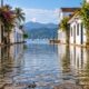 A maré alta cobre ruas de pedra do Centro Histórico de Paraty, parte de um sítio reconhecido pela UNESCO