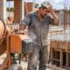 Motor queimado no meio da concretagem deixa o pedreiro com a obra parada e as parcelas da betoneira vencendo